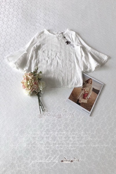 เสื้อทรงสามส่วนต่อชายแขนเป็นทรงระบายๆแขนกระดิ่ง