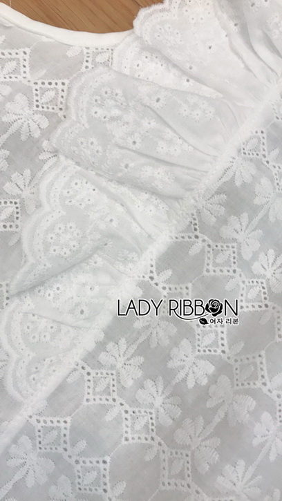 เสื้อแขนกุดผ้าคอตตอนสีขาวปักลายตกแต่งระบาย