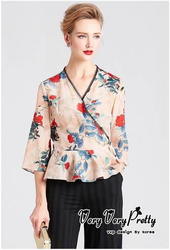 เสื้อครอปปลายระบายทรงแขนบานคอวี