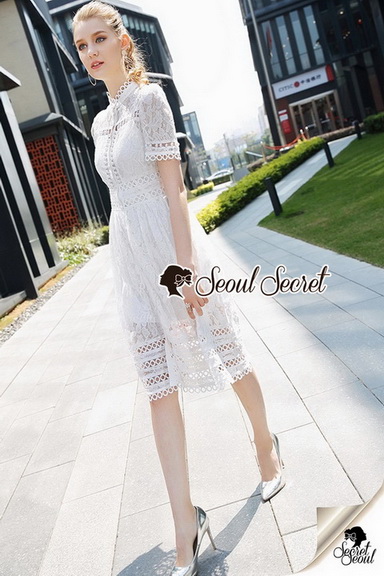 ชุดเดรสยาวลูกไม้สีขาว