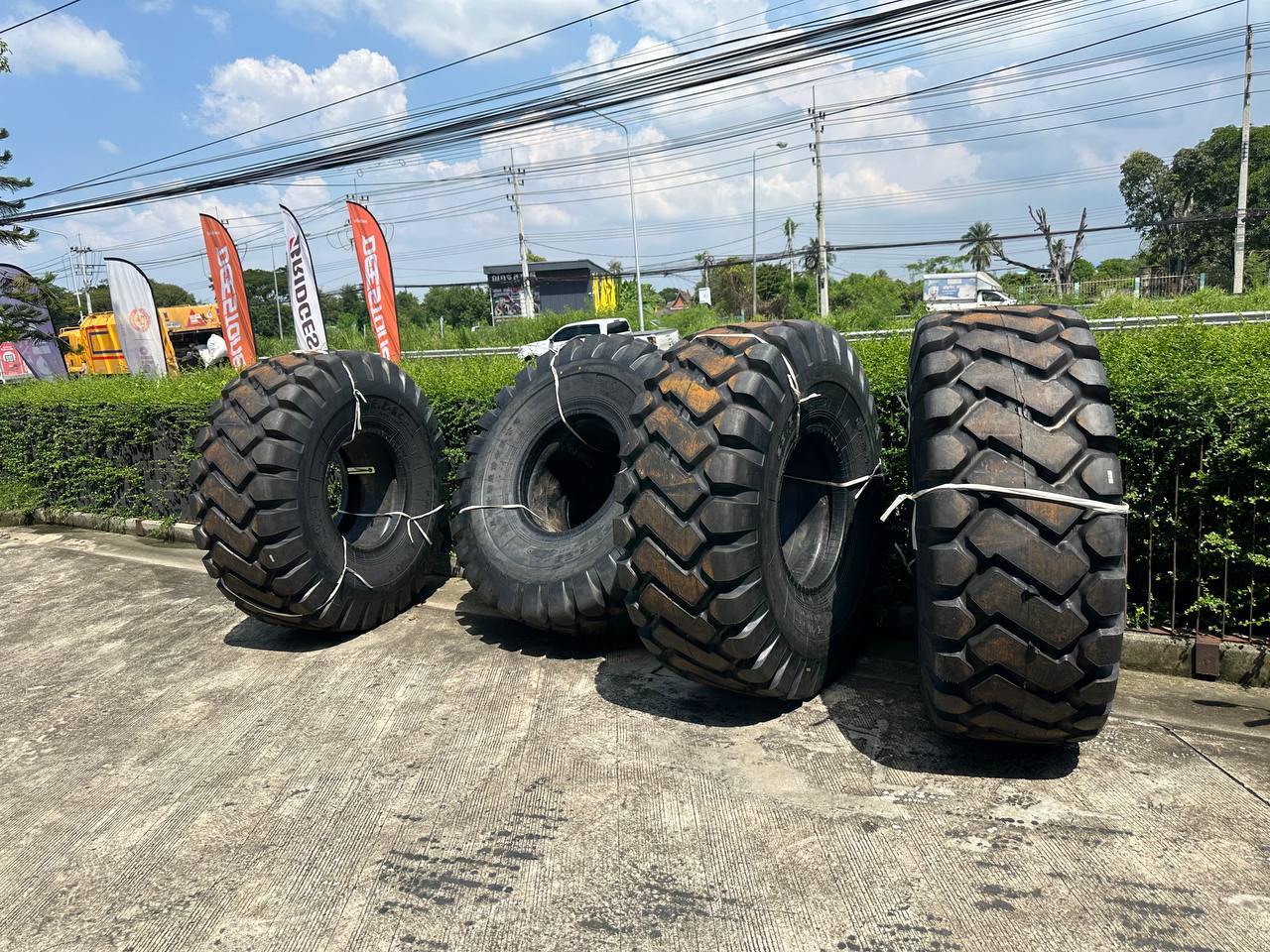 ยางรถอุตสาหกรรม รถตัก รถเกรด ขนาด 23.5-25 รุ่น L-3/G-26 (ครบชุด) ชนิด TT 20PR ยี่ห้อ AEOLUS