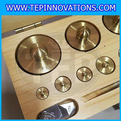 ตุ้มน้ำหนักทองเหลืองชุด 500g Class M1 ชุดตุ้มน้ำหนักทองเหลือง 500g พร้อมที่คีบ บรรจุในกล่องไม้ (ใบเซอร์ ISO17025 เพิ่มเงิน 5,150 บาท)