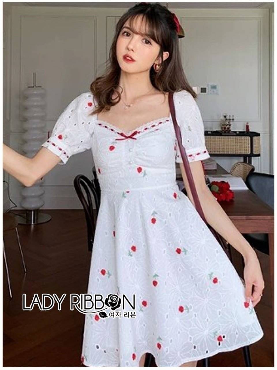 เดรสลูกไม้ลายสวยสีขาวปักลาย
