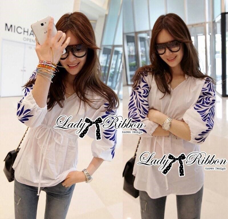 Lady Ribbon's Made 🎀 Lady Christie Minimal Embroidery Shirt เชิ้ตคอสม็อคปักลายสไตล์ Minimal งานแบรนด์ตัวนี้ทรงเก๋สุดๆเลยค่ะ คอเสื้อเป็นแบบจับสม็อค ช่วงแขนพิมพ์ลายกราฟิก งานปักแน่น สีสวย ลายสวยมากๆค่ะ ช่วงกลางตัวประดับโบเล็กๆไว้ผูก