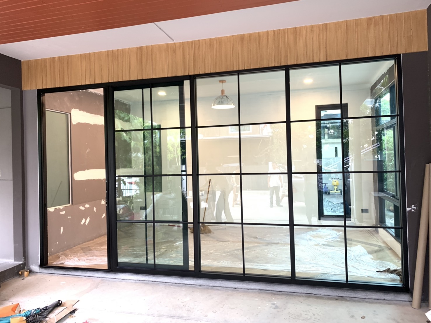 กั้นโรงรถในบ้านเป็นห้องด้วยชุดประตูบานเลื่อนกระจกอลูมิเนียม