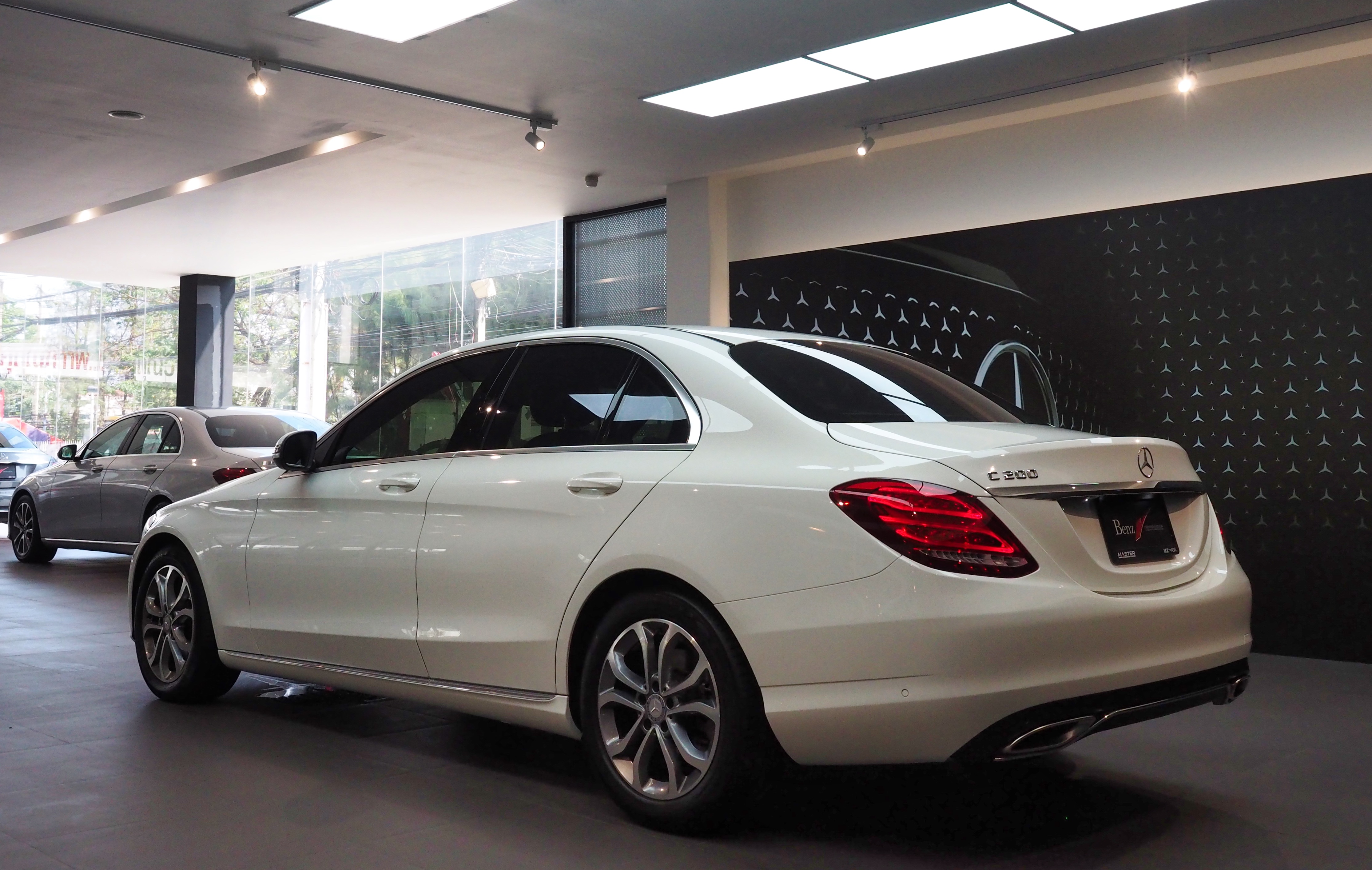 จองแล้ว C200 Avantgarde W205