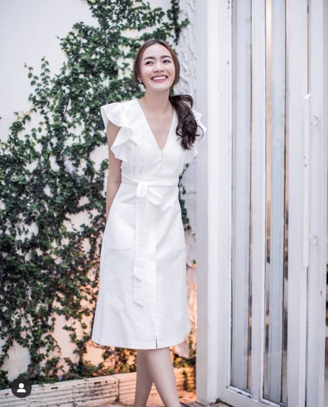 เดรสคอวี แขนระบายเล็กน้อย