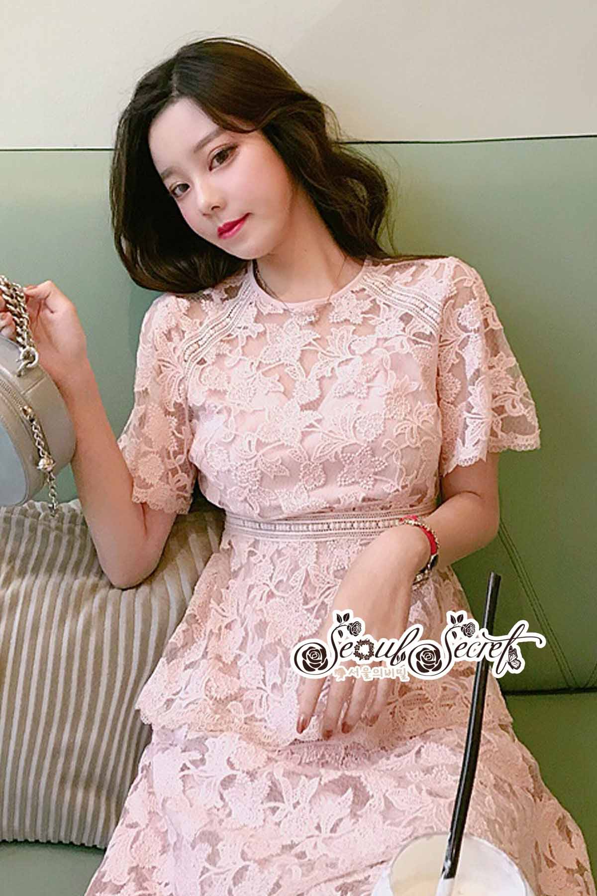 เดรสเนื้อผ้าฉลุลายลูกไม้แบบโปร่งโทนสีชมพูหวานๆ