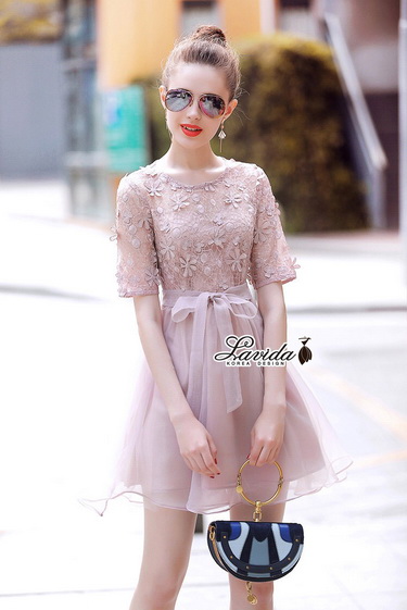 เดรสสุดหรู สไตล์เจ้าหญิงตัวเสื้อเป็นผ้าปัก
