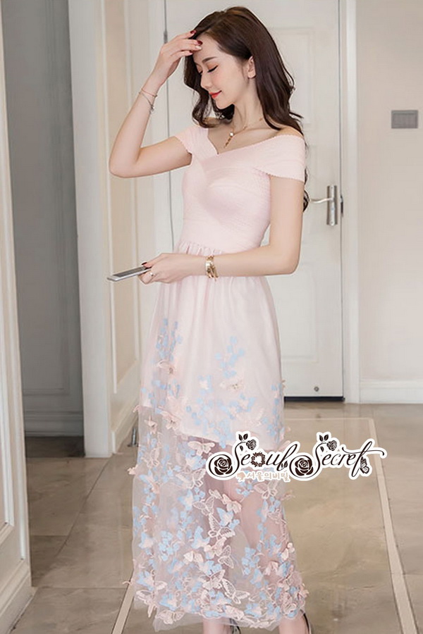 แม็กซี่เดรสสวยหรูมีระดับ เป็นเดรสทรงคอปาดแขนล้ำ
