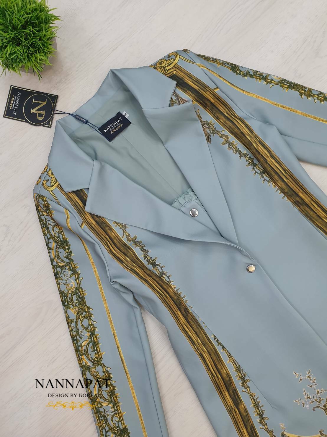 งานกระดุมหน้า ทั้งเดรสด้านใน และเสื้อคลุม