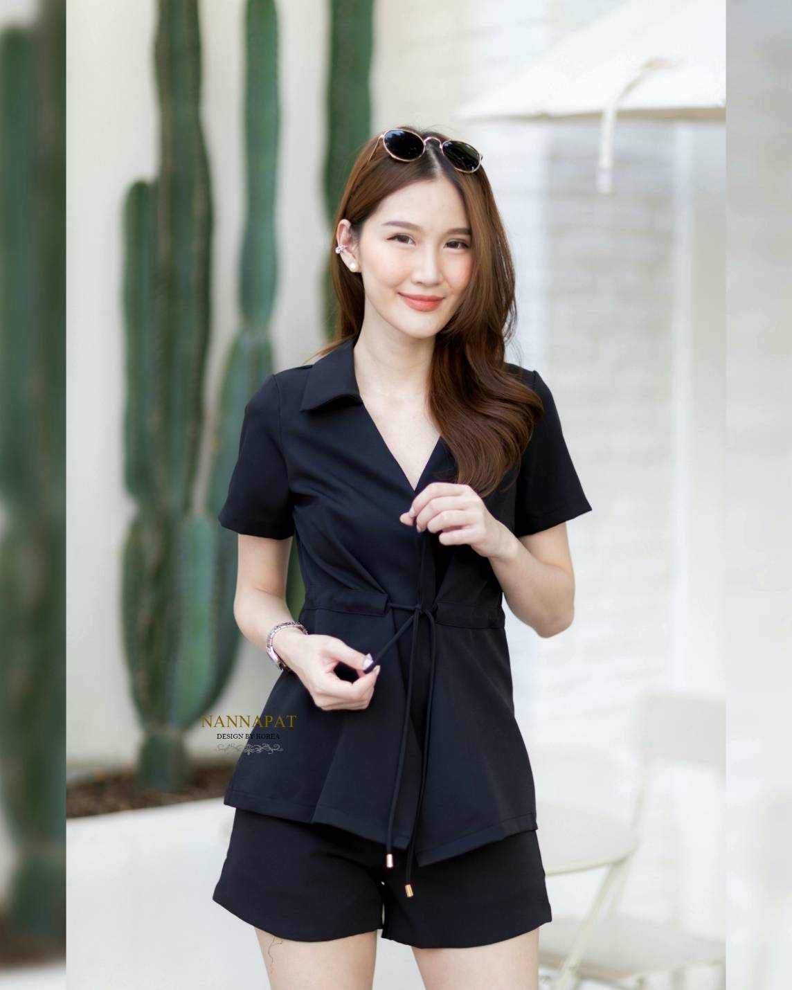 เสื้อกระดุมหน้า มีเชือกรูดสีดำ