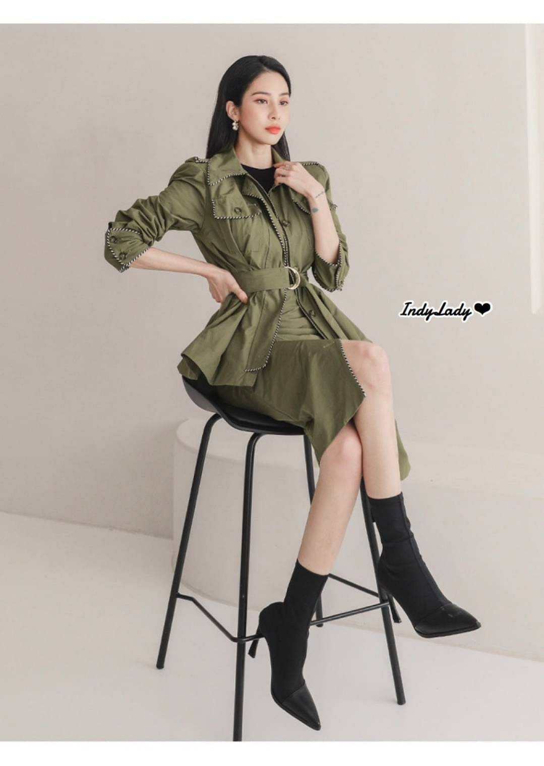 โทนสีเขียว ตัวเสื้อแขนยาว คอปก