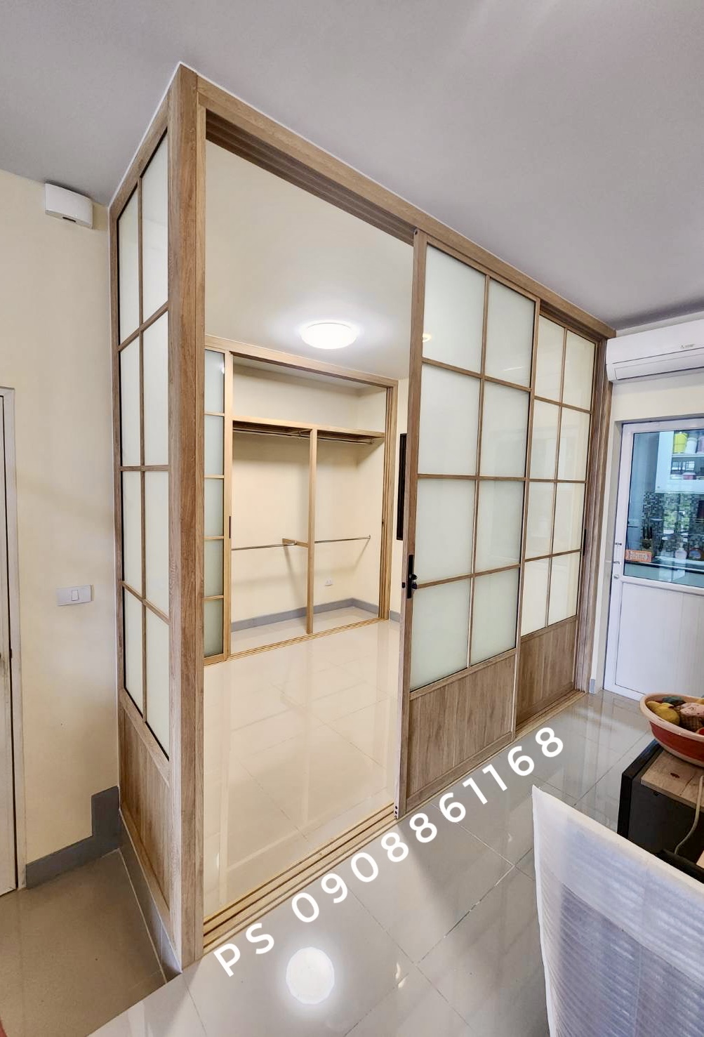 กั้นห้องนอนด้วยประตูบานเเลื่อนอลูมิเนียมลายไม้กระจกฝ้าคาดลายลูกฟัก ส่วนตัวและสวยงาม