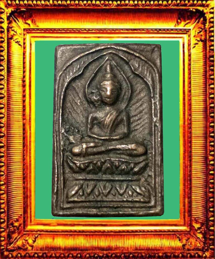 พระสี่เหลี่ยมประภามณฑลข้างรัศมีเบ้าแตก องค์ที่ 3