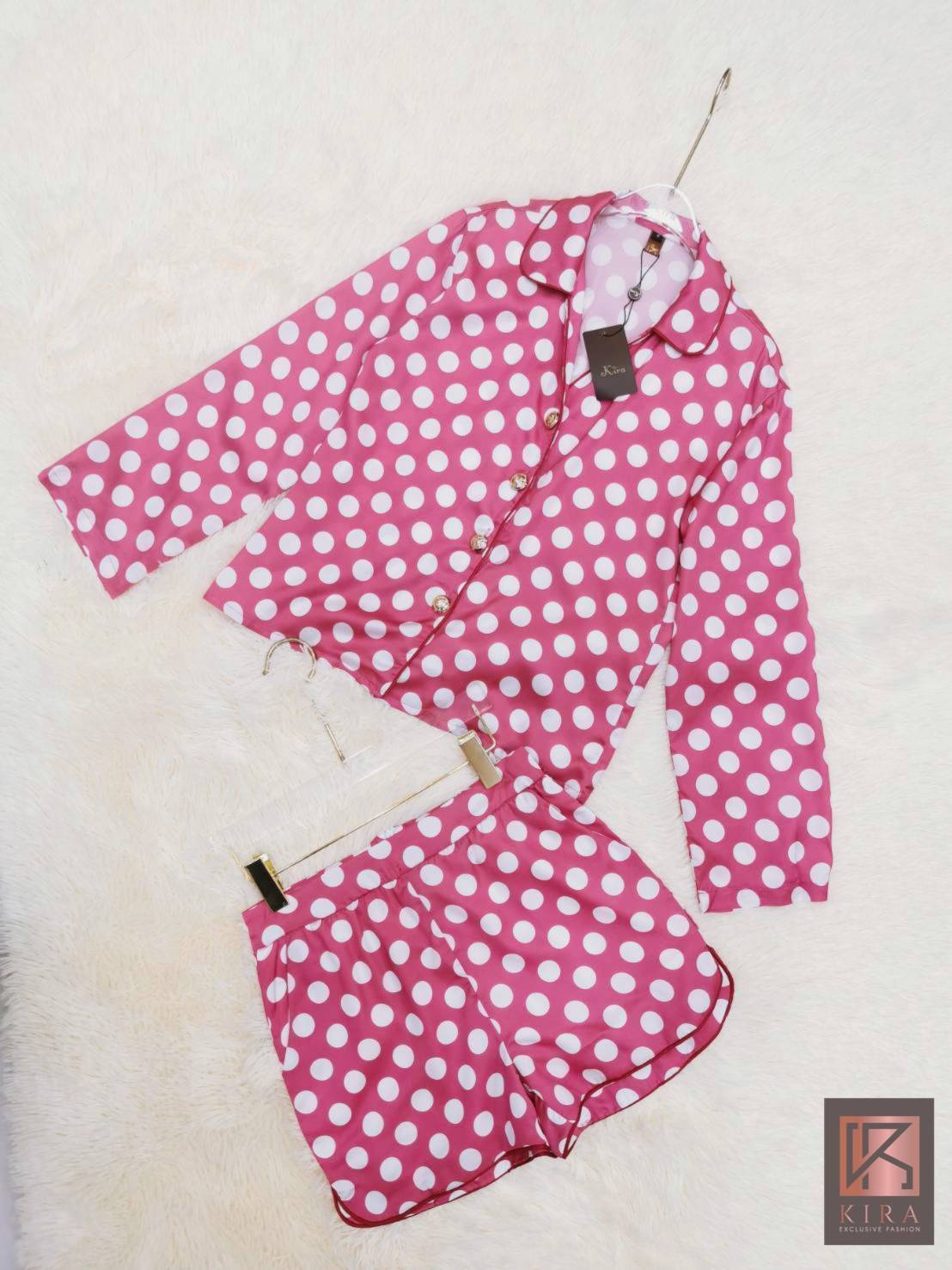 เสื้อกระดุมหน้าลายจุดขาว