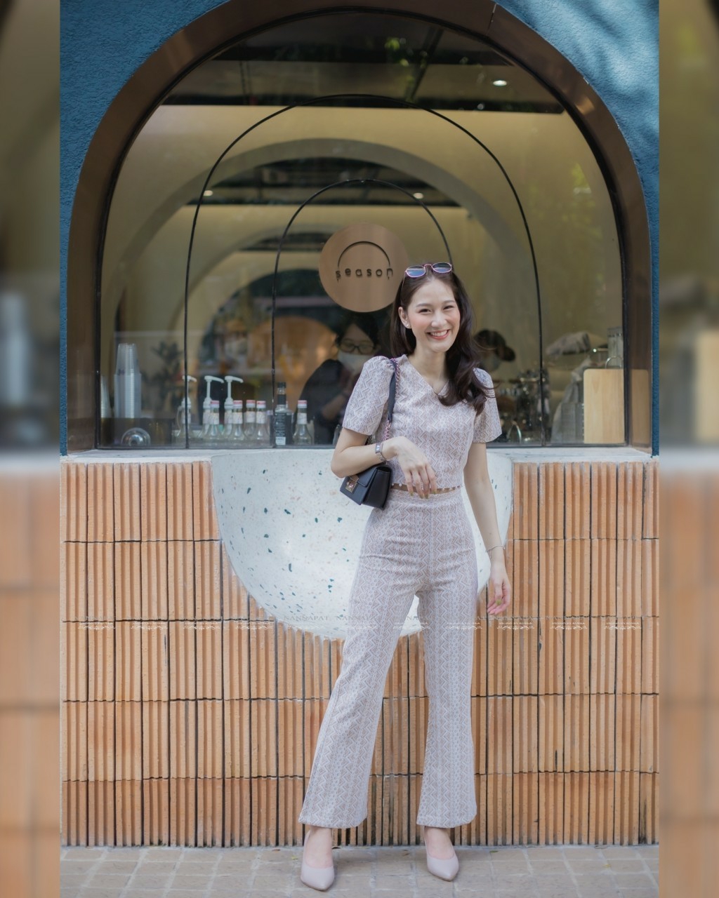 เสื้อซิปหลังสีขาวแต่งมุกรอบเอว