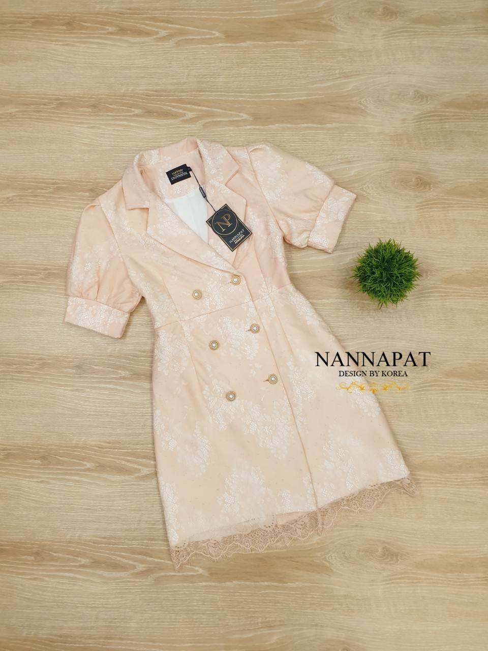 ชุดเดรสกระดุมมุกหน้าสวย