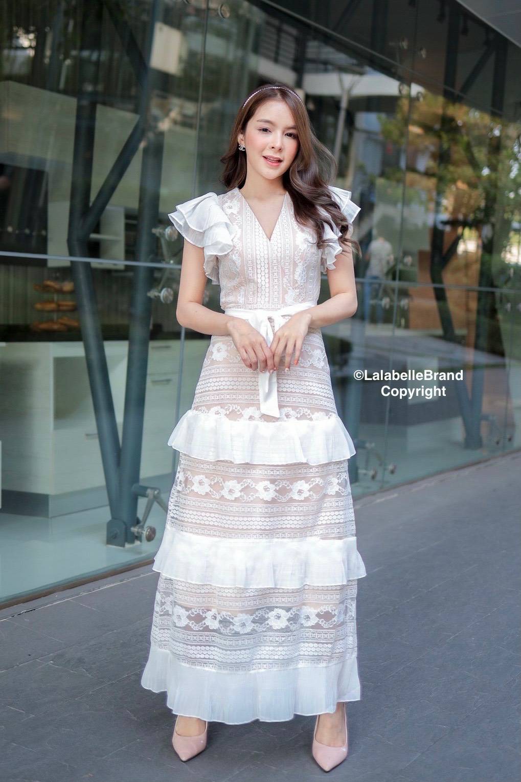 แม็กซี่เดรสลูกไม้ทั้งชุดสีขาวคอวี