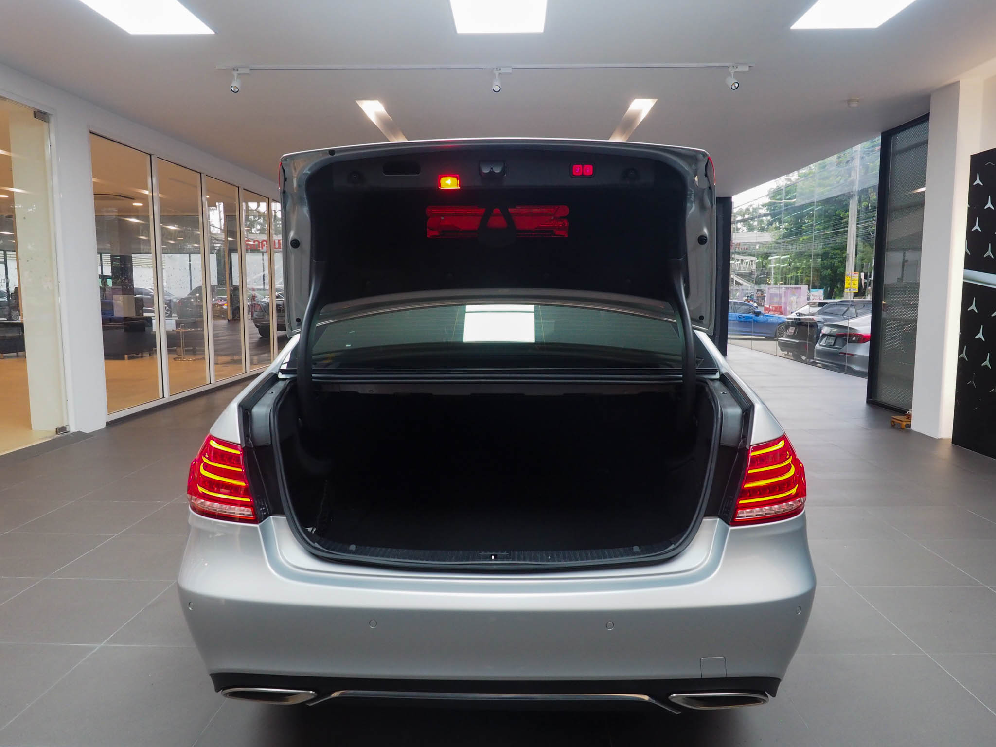 จองแล้ว E300 Bluetec Hybrid Exclusive W212