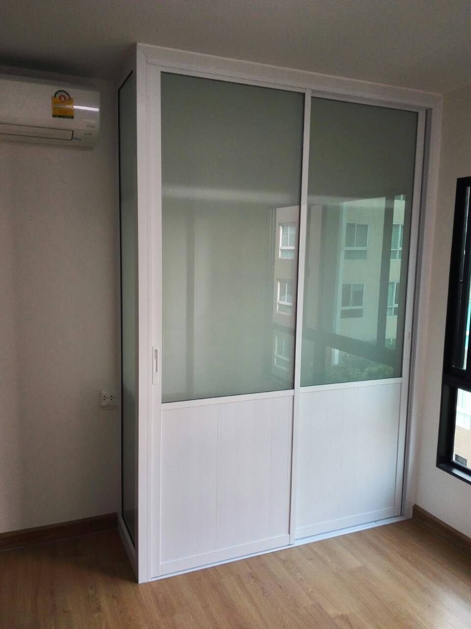 บิ้วท์อินตู้เสื้อผ้าคอนโดศุภาลัยคิ้วท์ด้วยอลูมิเนียมสีขาวกระจกฝ้าตัดกับลูกฟูกสีขาว