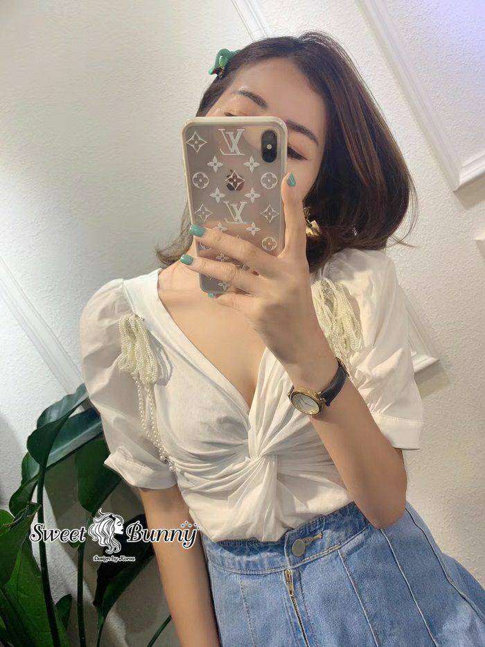 เสื้อคอวี เก๋ไก๋ตรงอกบิดเป็นทรง