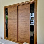 เปลี่ยนประตูหน้าบ้านกระจกอลูมิเนียมให้เป็นประตูบานเลื่อนอลูมิเนียมลายไม้สักน้ำตาลกระจกชาดำ