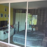 กั้นห้องภายในห้องนอนด้วยบานเลื่อนสามบานอลูมิเนียมสีขาวกระจกเขียวใสตัดแสง