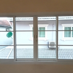 หน้าต่างบานเลื่อนพร้อมบานตายอลูมิเนียมสีขาว พร้อมแถบคาด กระจกเขียวใส