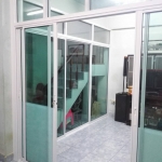 กั้นห้องด้านหน้าและข้างเป็นรูปตัวแอลด้วยกระจกอลูมิเนียมสีอบขาวกระจกเขียวใสตัดแสง