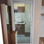 การเปลี่ยนประตูเป็นบานเลื่อนแขวนอลูมิเนียมและกั้นห้องน้ำกระจกเทมเปอร์ที่เดอะทรีอินเตอร์เชนจ์บางซื่อ