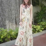 ชุดเดรสสีครีมอ่อน กับสีชมพูอ่อน