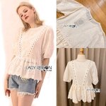 เสื้อตัวสั้นสีครีมตัวนี้เป็นผ้าคอตตอน