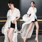 เสื้อเนื้อผ้าคอตตอนสีขาวคลาสสิคคะ