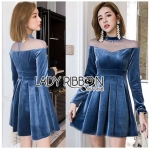 เดรสผ้ากำมะหยี่สีเทาเข้ม ลุคนี้แอบเซ็กซี่เบาๆ ช่วงหน้าไหล่ถึงหน้าอก