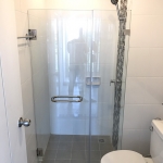 กั้นห้องส่วนเปียกแห้งด้วยบานเปิดกระจกเทมเปอร์10มิลคอนโดยูนิโอจรัญ3