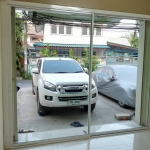 กั้นห้องหน้าอาคารพาณิชย์บานเลื่อนหนึ่งบานบานตายหนึ่งบานอลูมิเนียมสีขาวกระจกเขียวใสตัดแสง