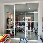 กั้นห้องรับแขกเพื่อติดแอร์ด้วยประตูบานเลื่ออลูมิเนียมกระจกนิรภัย