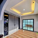 ประตูบ้านบานเปิดคู่อลูมิเนียมสีเทาซาฮาราบานทึบบานตายด้านข้างกระจกชาดำทนแดดทนฝนกันน้ำกันแมลง