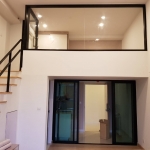 กั้นห้องชั้นลอยด้วยกระจกบานตายยาวและอลูมิเนียมสีดำพร้อมบานสวิงคอนโดไนท์บริดจ์ ดูเพล็กซ์ ติวานนท์