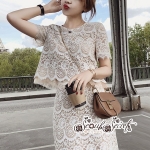 เสื้อทรงครอปพอดีตัว เนื้อผ้าทอลายลูกไม้เล่นลายวงกลมสวยเก๋