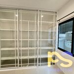 บิ้วอินตู้เก็บของและตู้โชว์ด้วยประตูบานเลื่อนกระจกอลูมิเนียมพร้อมชั้นวาง