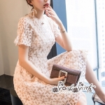 เดรสด้านนอกเนื้อผ้าลูกไม้สีขาวเป็นลายเส้นไขว้