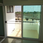 ประตูบานเลื่อนสลับ อลูมิเนียมสีขาวพร้อมประตูมุ้งลวด