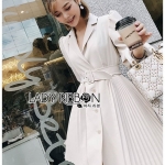 เดรสทรงสูทสีเบจตกแต่งผ้าพลีต