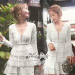 เดรสโทนสีขาวคลาสสิกทั้งตัว เก๋ๆด้วยงานฉลุลายดอกไม้