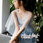 เดรสผ้าด้านในเป็นโทนสีฟ้าสว่างๆ