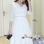 เดรสทรงเสื้อคอวีติดกระดุมมุขใสตรงเสื้อด้านหน้า