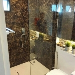 กั้นห้องน้ำโดยใช้กระจกอบเทมเปอร์แบบไม่มีประตู