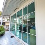 กั้นประตูหน้าบ้านด้วยประตูบานเลื่อนกระจกอลูมิเนียมแบบสวยคลาสสิก สไตล์ยุโรป